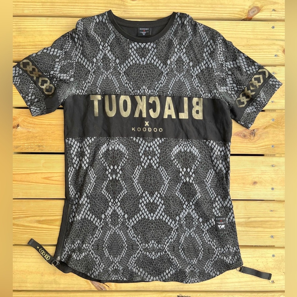 Koodoo X Blackout Panel Graphic Print Short Sleeve T-Shirt. L.